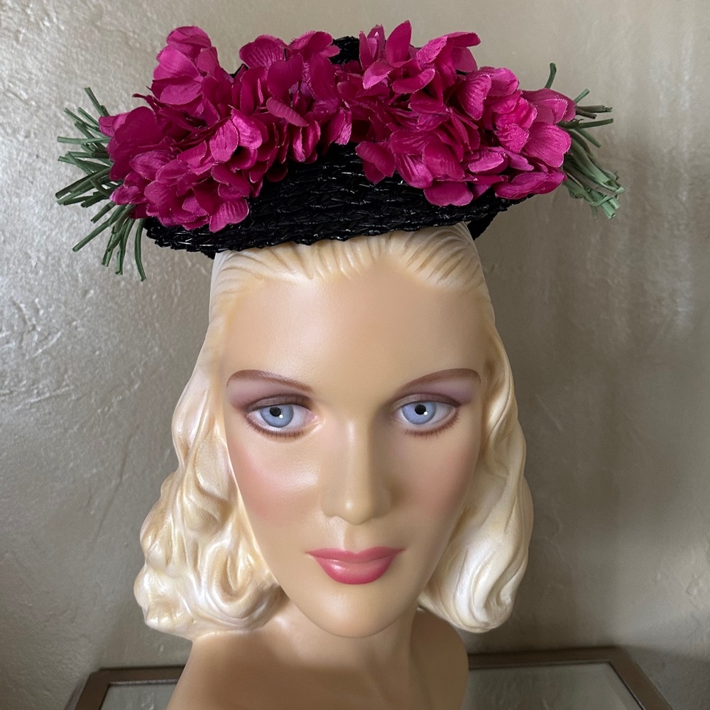 ADORABLE 1940s' BLACK TILT STRAW TOQUE WITH FUCHSIA FABRIC FLOWERS & STEMS - Picture 2 of 12